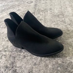 Gently Worn Black Universal Thread Booties